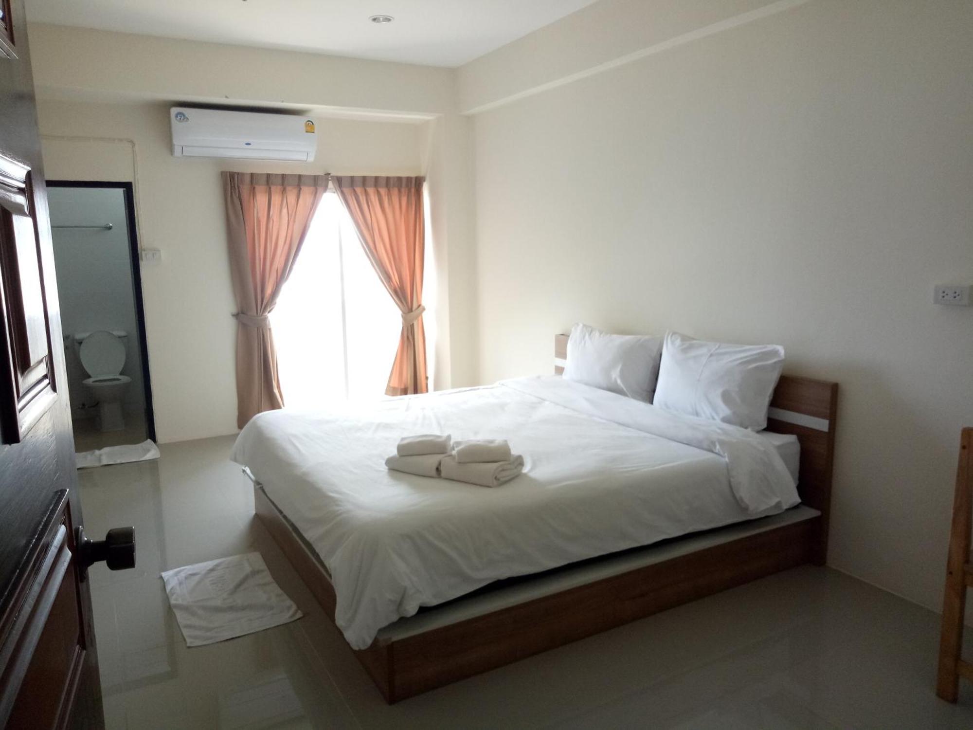 Komol Residence Bangkok Exterior photo
