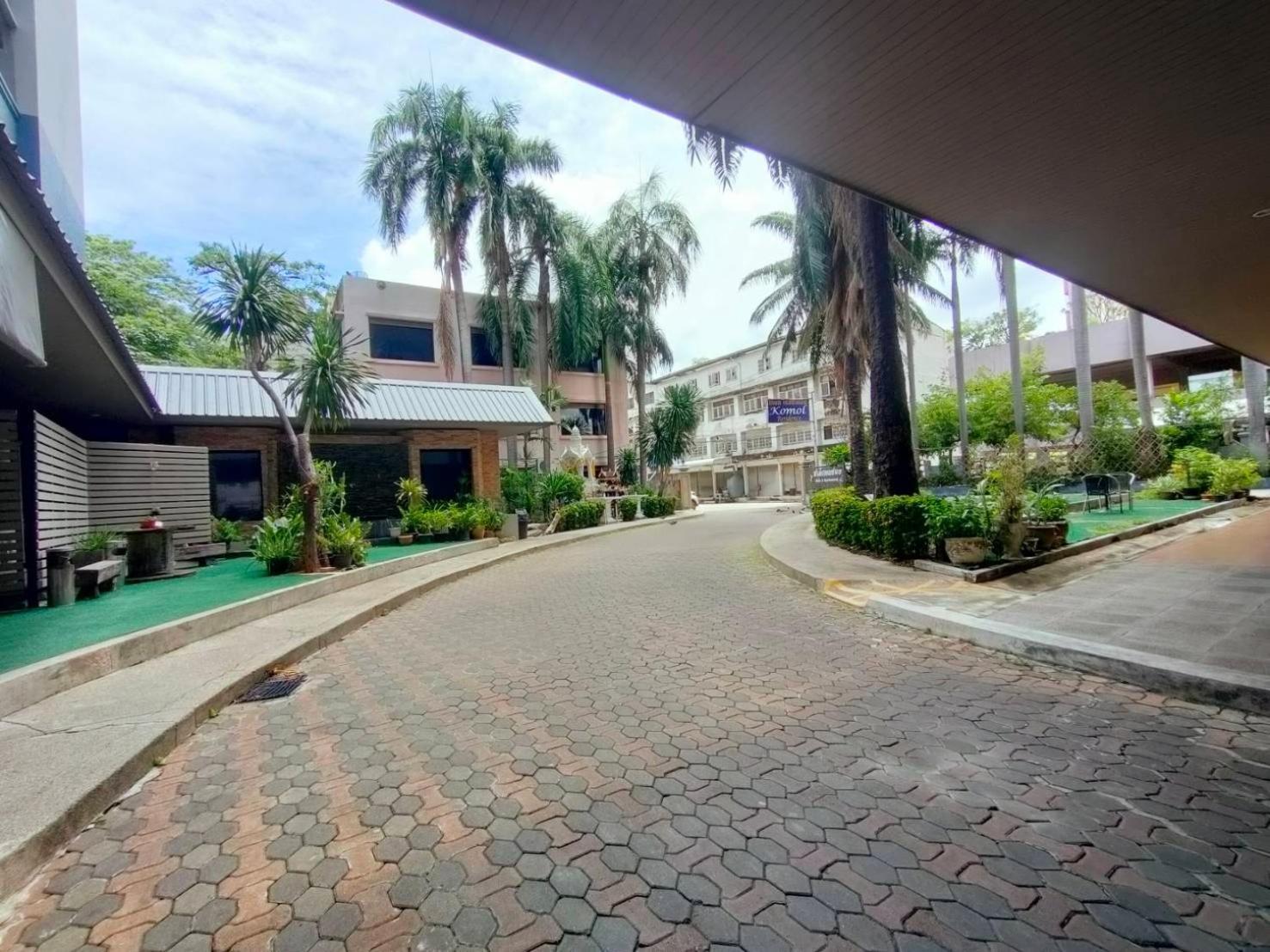Komol Residence Bangkok Exterior photo